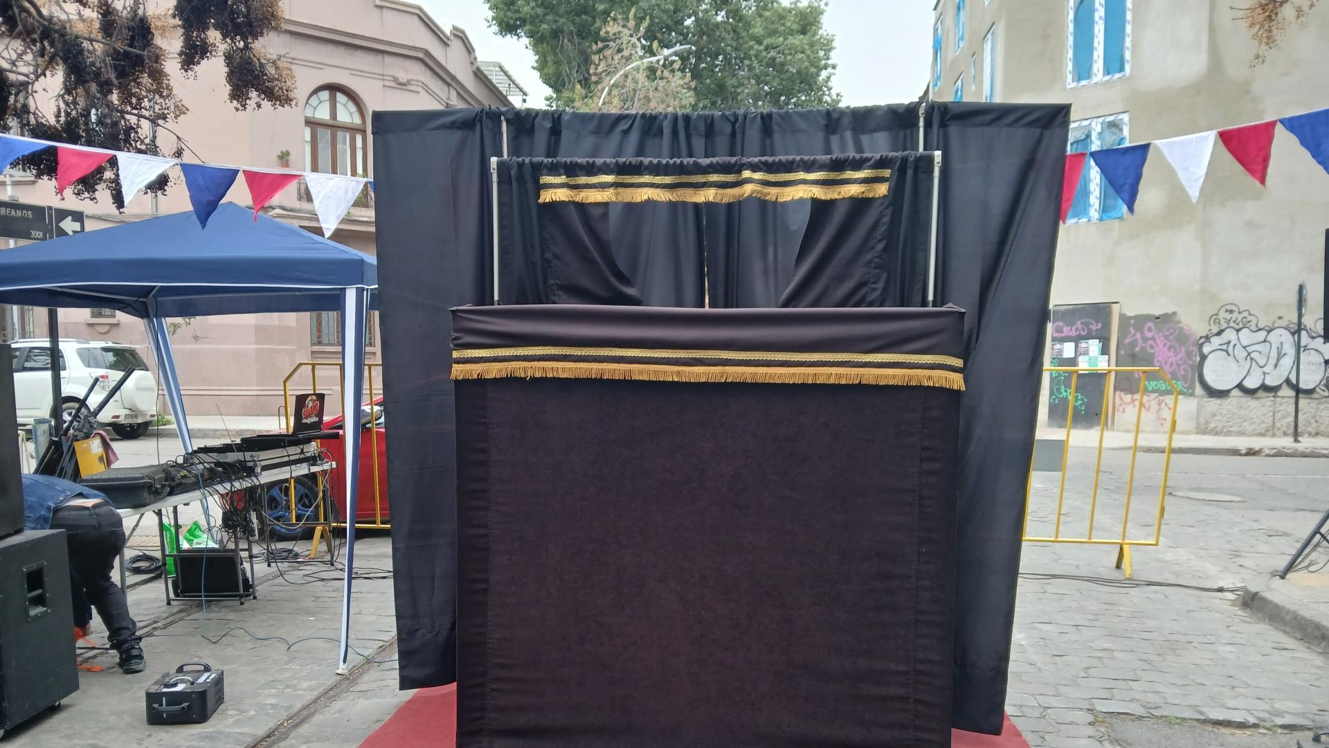 Retablo de títeres es el espacio itinerante utilizado como casa taller museo de un(a) Titiritero/a