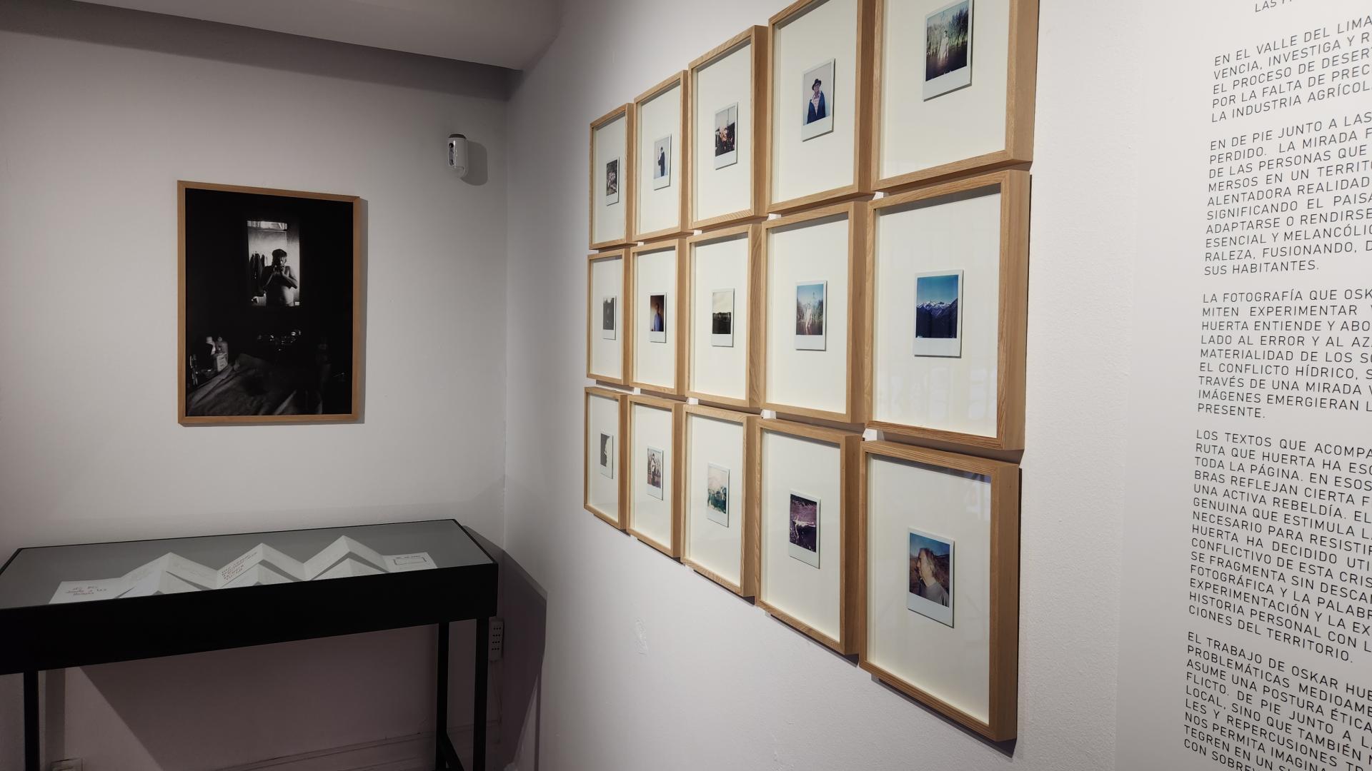 De pie junto a las ruinas