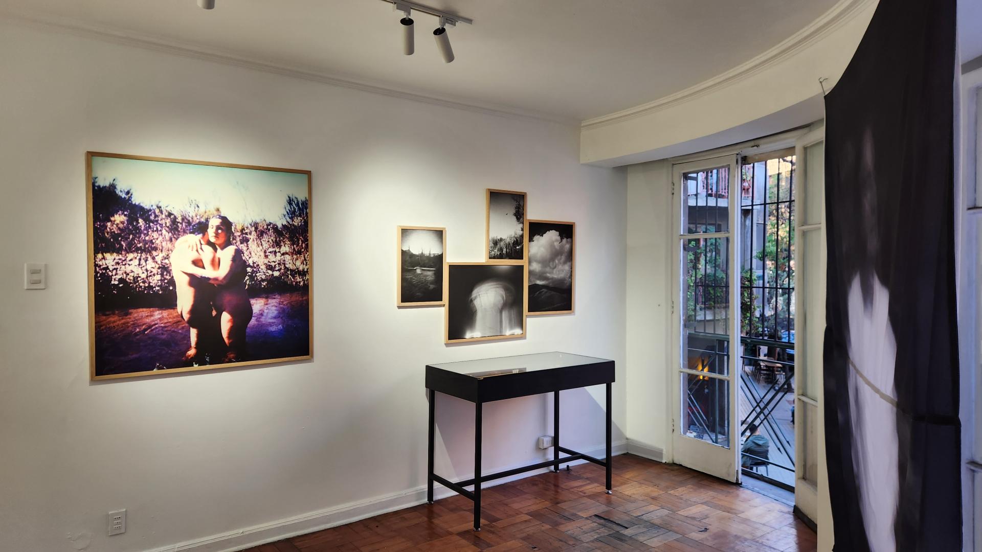 De pie junto a las ruinas