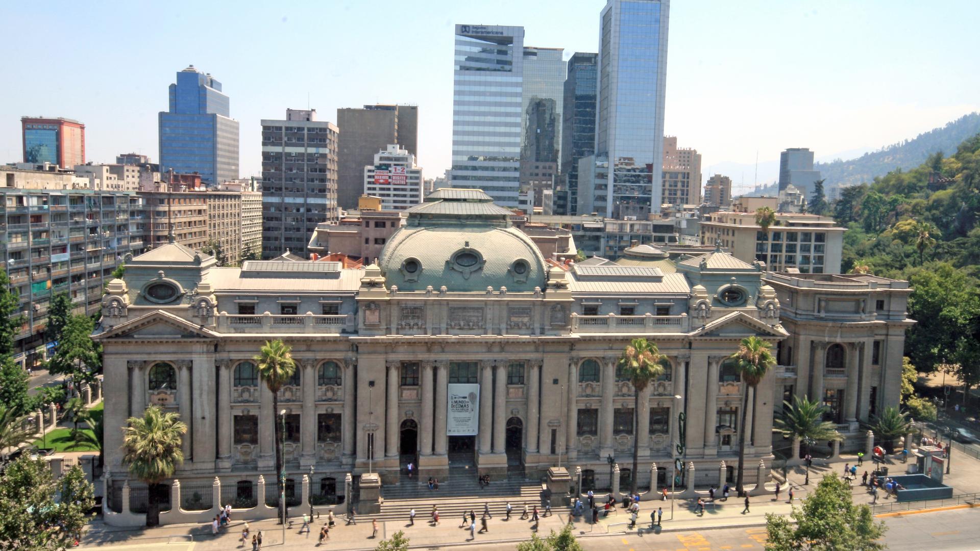 Fachada de la Biblioteca Nacional de Chile