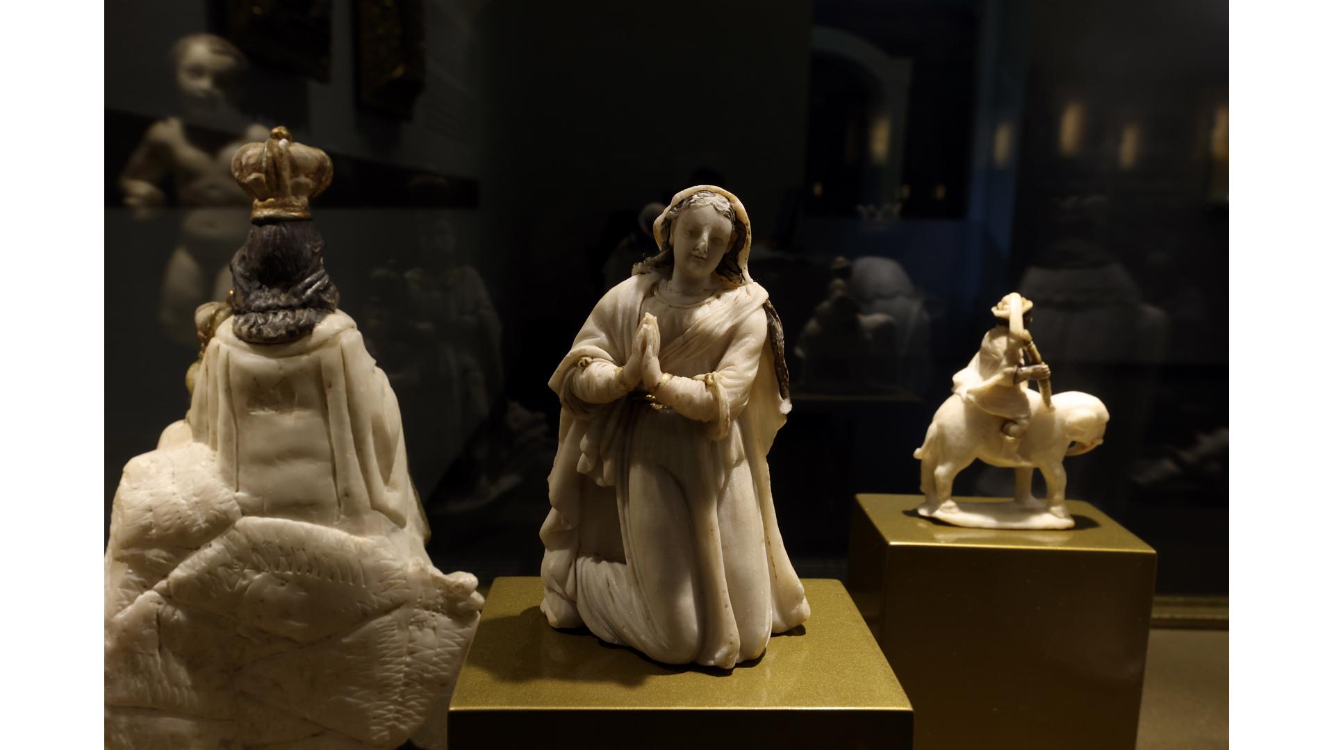 Escultura en piedra de la Virgen María