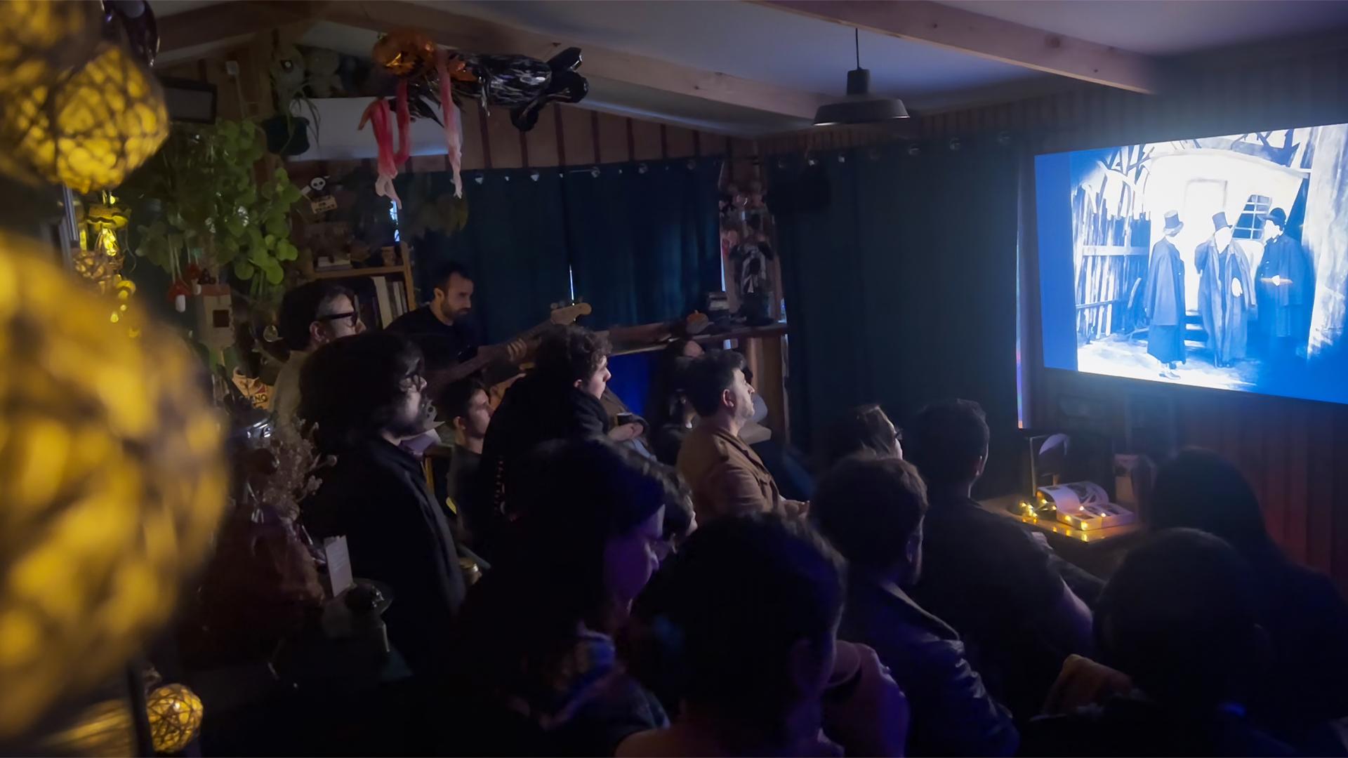 Proyección de cine mudo con música en vivo