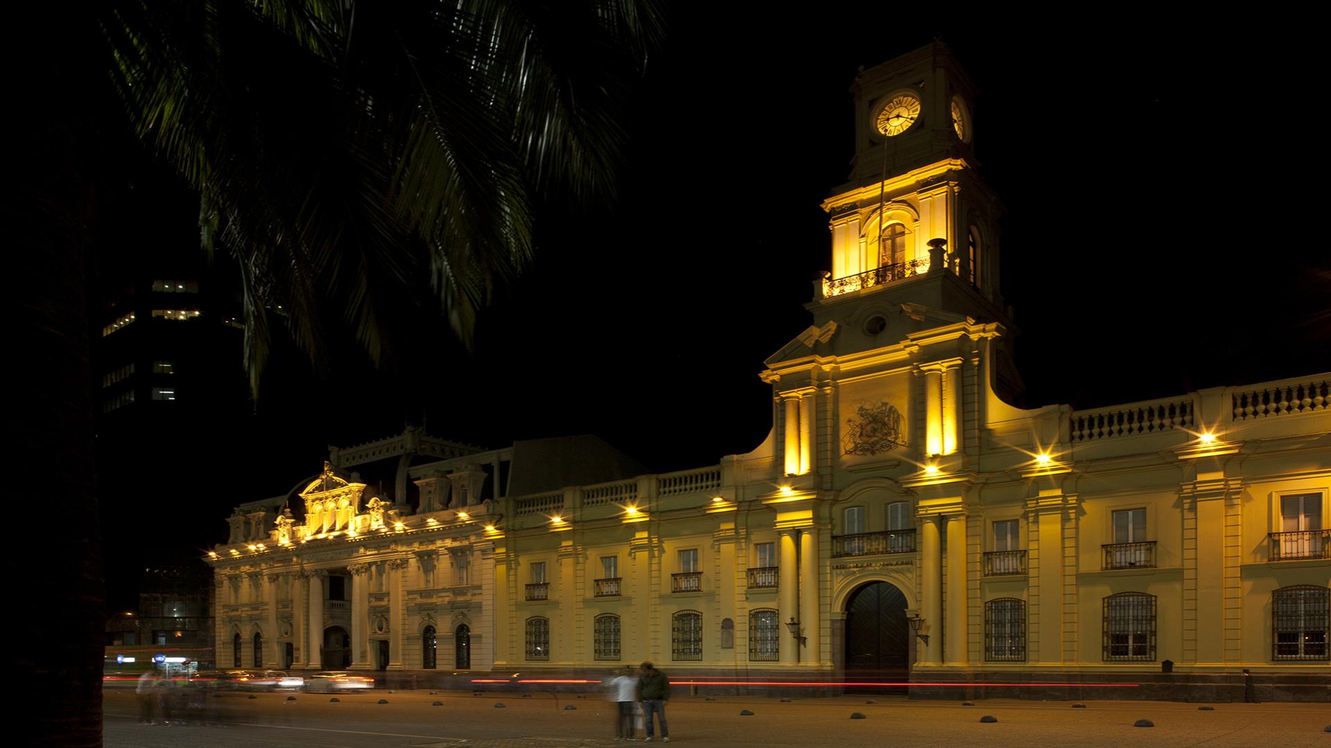 Imagen nocturna de la fachada Museo Histórico Nacional 