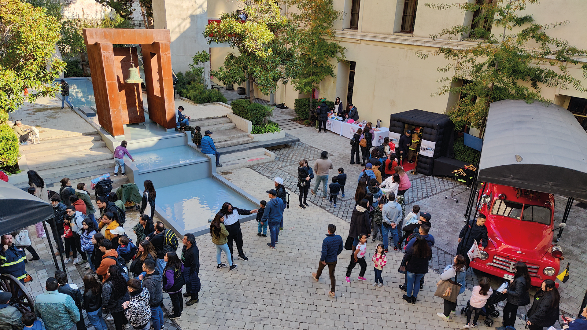 Plaza de acceso al MuBo.