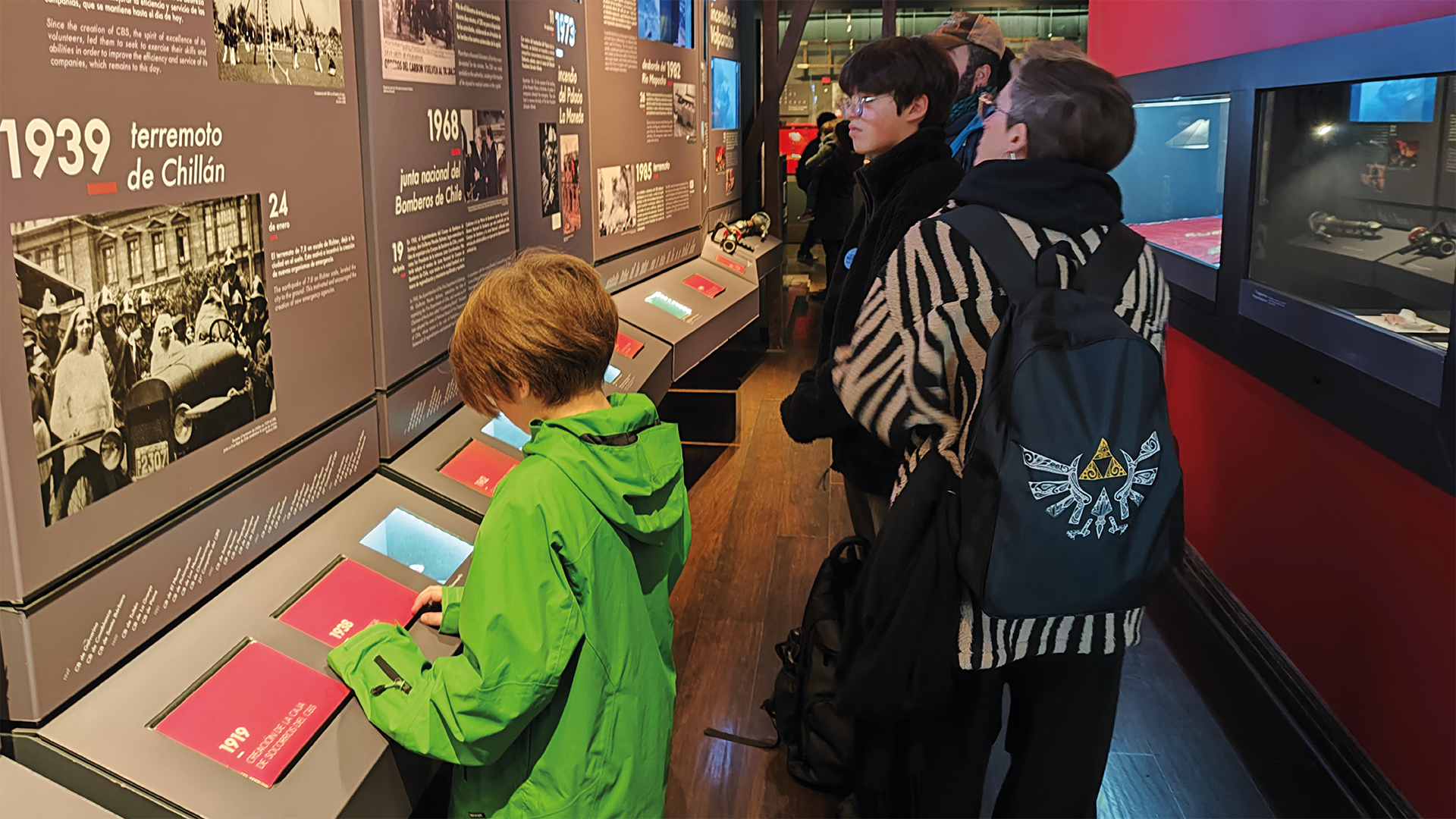 Visitantes en la línea de tiempo de la exposición permanente del MuBo.