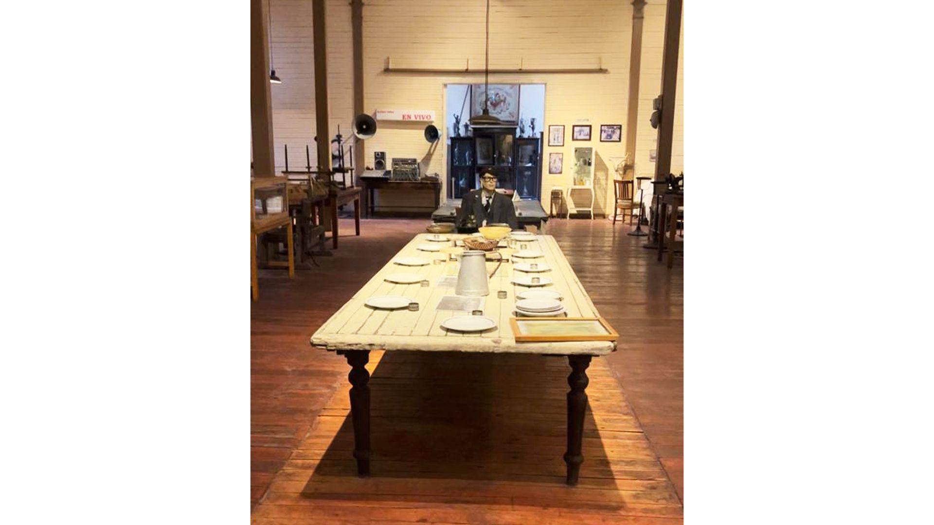 Comedor del Internado Nacional Barros Arana (INBA) Recreación del antiguo comedor del internado, parte de la colección del Museo Histórico Julio Torres Guerrero del INBA. La mesa, vajilla y utensilios originales evocan la vida cotidiana de los estudiantes internos, reflejando la organización, disciplina y comunidad que caracterizaron la formación inbana. Este espacio busca preservar la memoria de las prácticas educativas y sociales que dieron identidad al establecimiento.