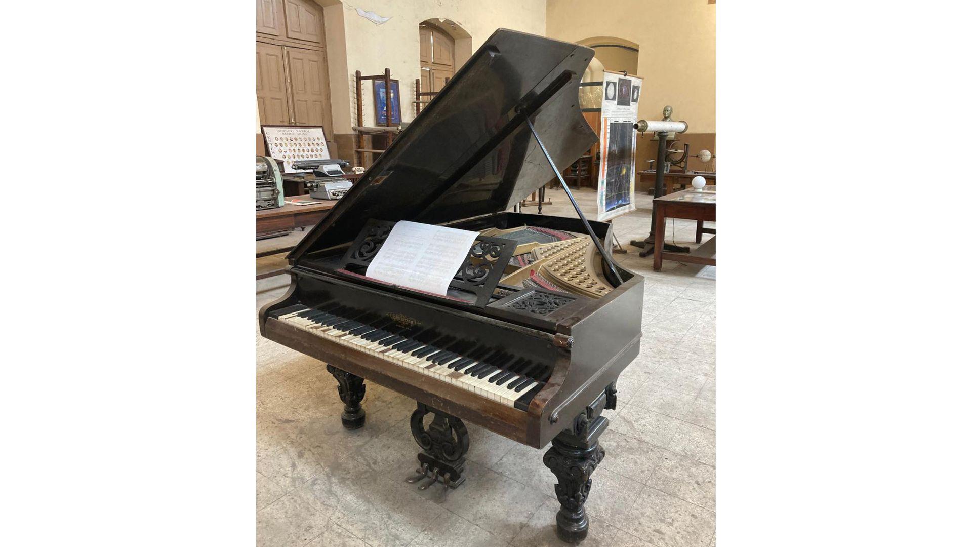 Piano de Cola del Internado Nacional Barros Arana (INBA) Instrumento histórico conservado en el Museo Histórico Julio Torres Guerrero del INBA. Este piano de cola, de fines del siglo XIX, formó parte de las actividades artísticas y formativas del internado, siendo utilizado en actos culturales, clases y presentaciones musicales. Su presencia refleja la importancia que el INBA otorgó a la educación integral y al desarrollo del arte como parte de su proyecto educativo público.