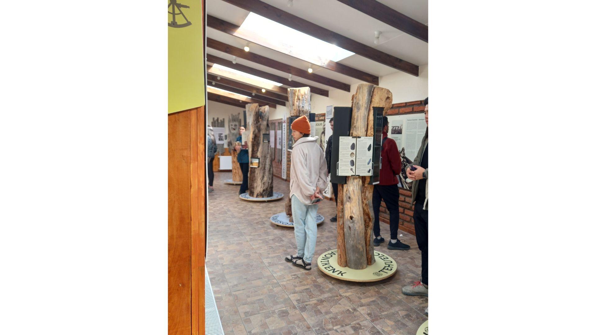 Sala nómades. Aborígenes aónikenk, cazadores recolectores del territorio continental y los kawésqar, canoeros del Pacífico Sur.