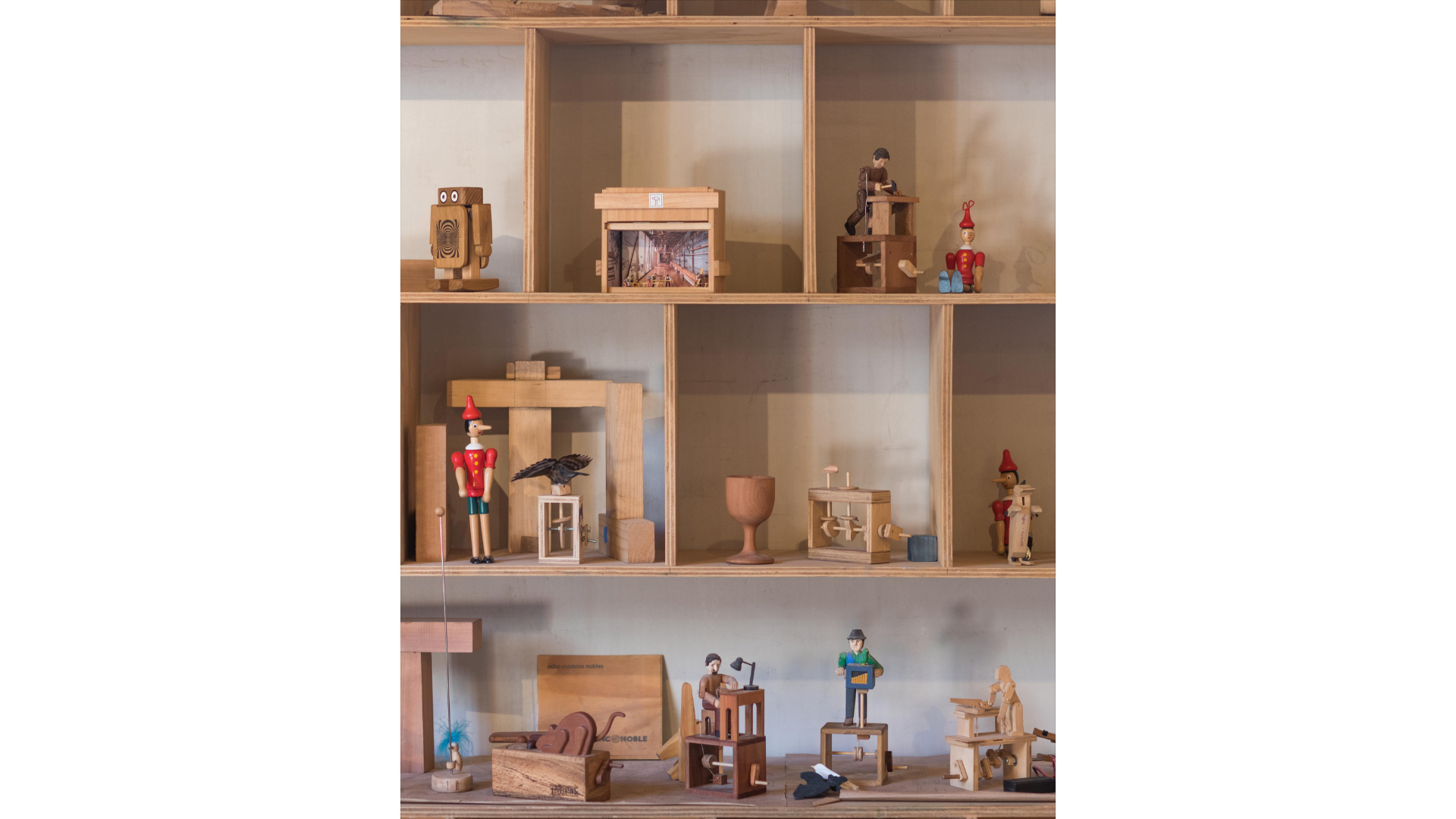 Estante con objetos de madera