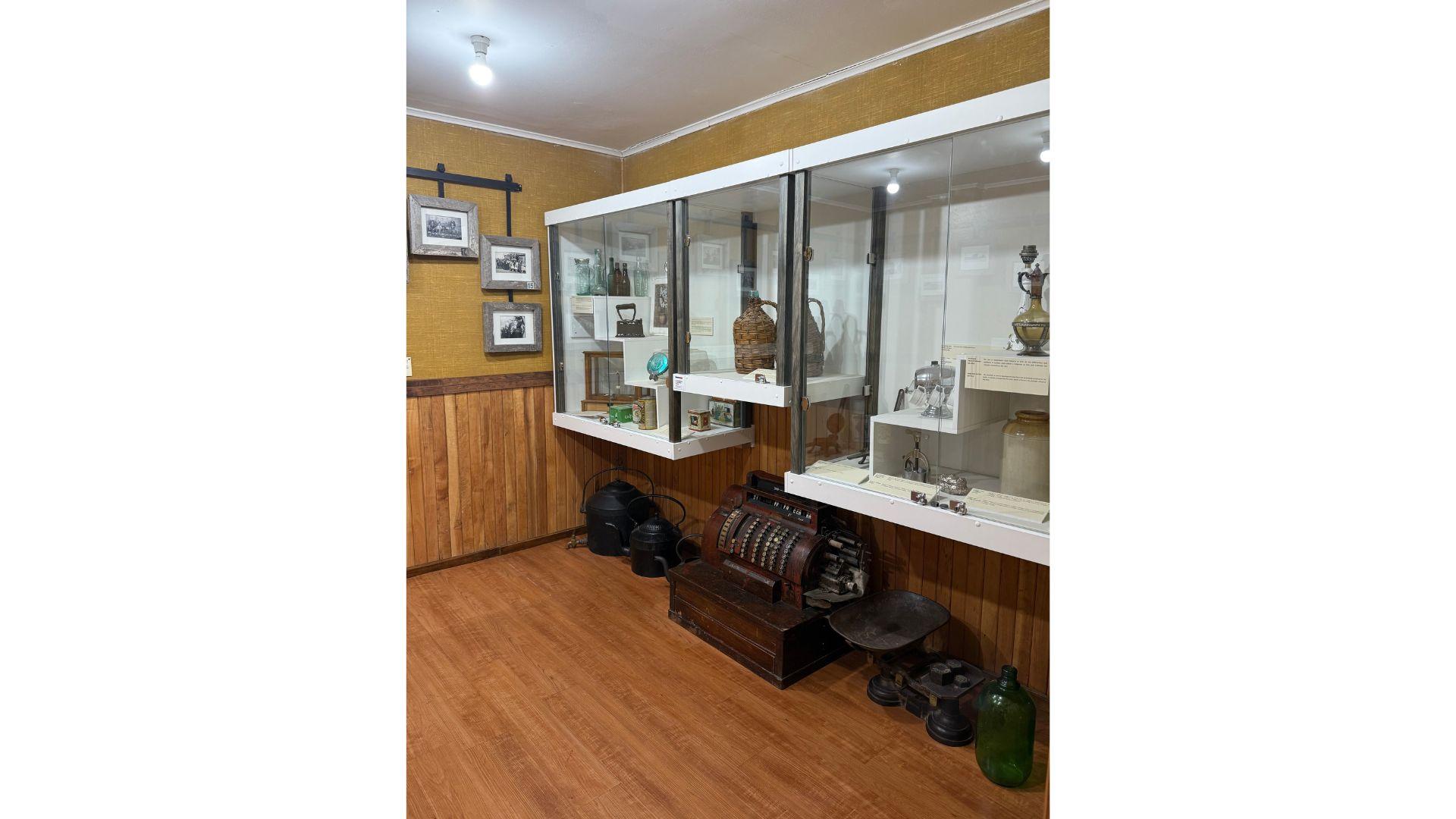 Espacio Memorias de un Pueblo. El espacio museográfico narra y hace visible al público las costumbres de las familias y vida diaria en la época inicial de Puerto Natales alrededor de 1904.