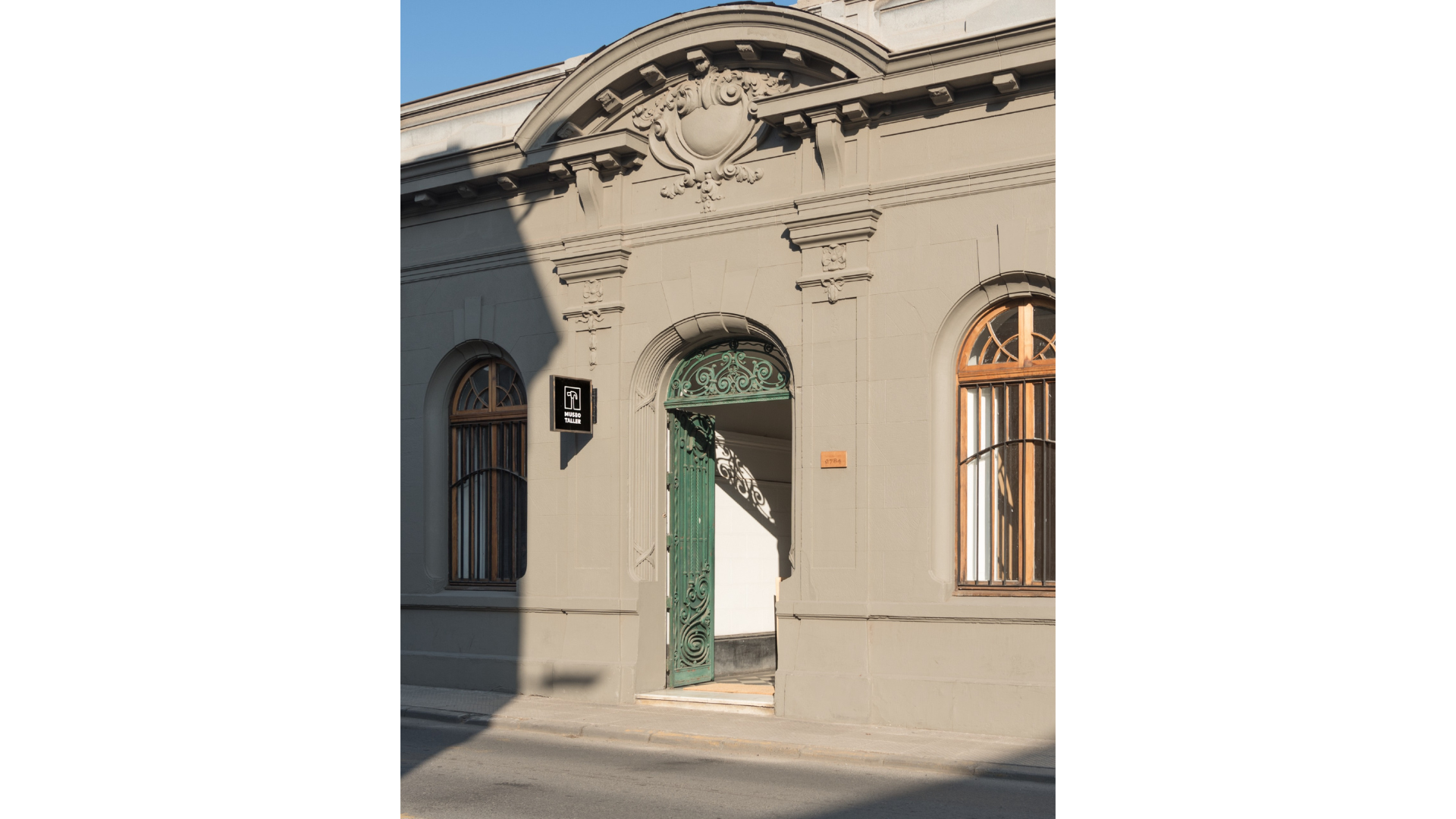 Fachada del edificio y entrada principal