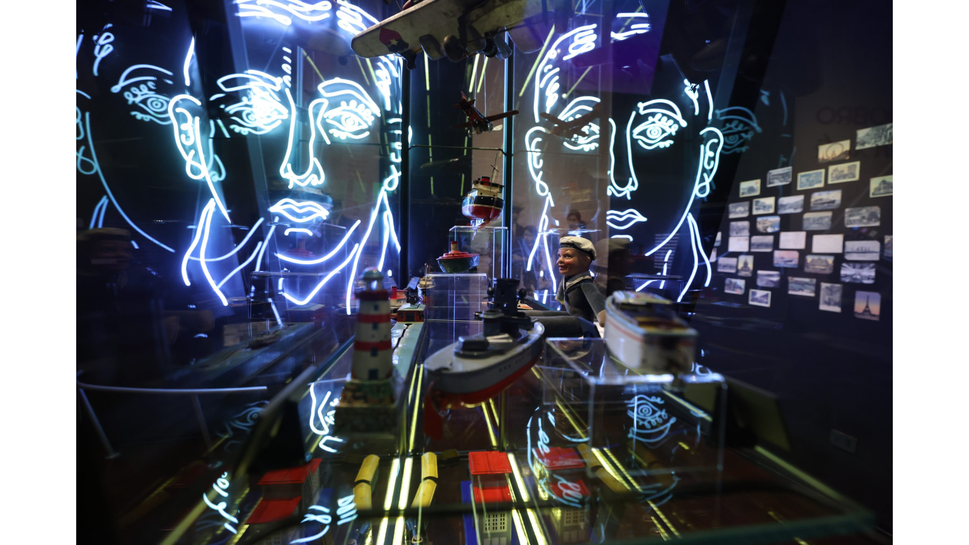 Sala de exposiciones Vicente Huidobro, vitrina con juguetes antiguos