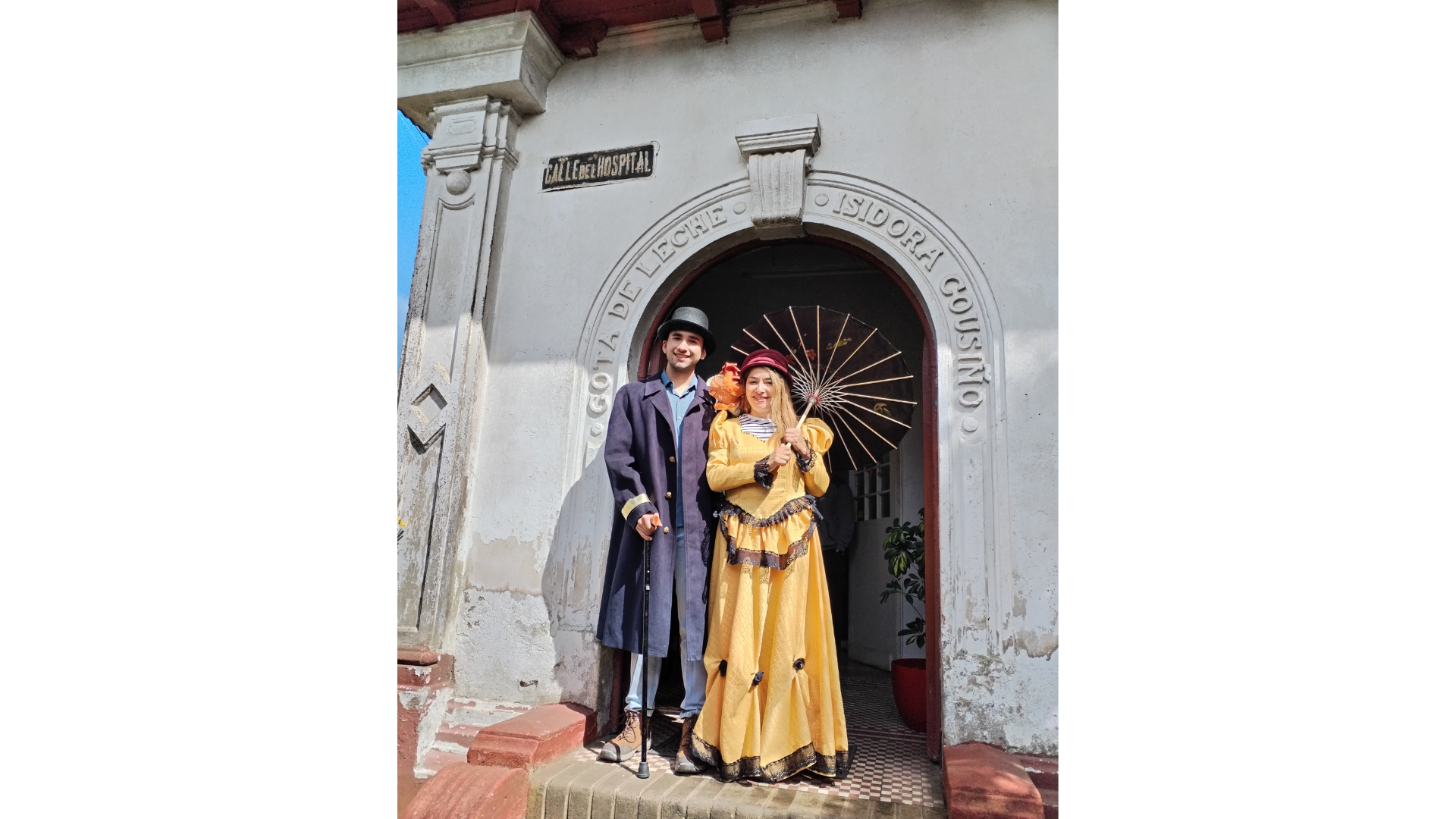 Jovenes vistiendo a la usanza en la entrada del Centro Cultural  Gota de Leche Isidora Cousiño