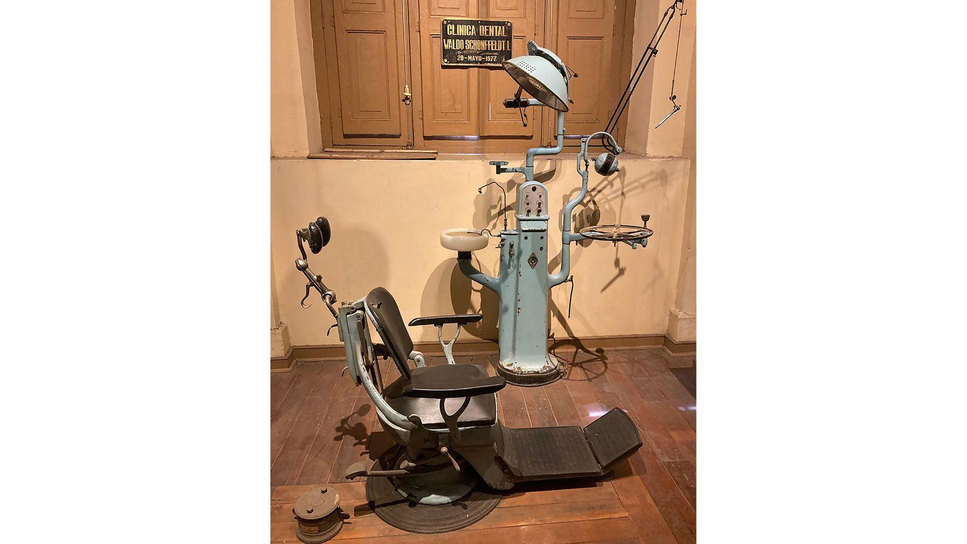 Clínica Dental del Internado Nacional Barros Arana (INBA) Fotografía del equipamiento odontológico histórico conservado en el Museo Histórico Julio Torres Guerrero del INBA. Este sillón dental, junto a sus instrumentos y mobiliario original, formó parte de la antigua clínica del internado, inaugurada en 1977. La pieza refleja el compromiso del INBA con la salud y bienestar de sus estudiantes, y constituye un valioso testimonio del patrimonio educativo y sanitario del establecimiento.