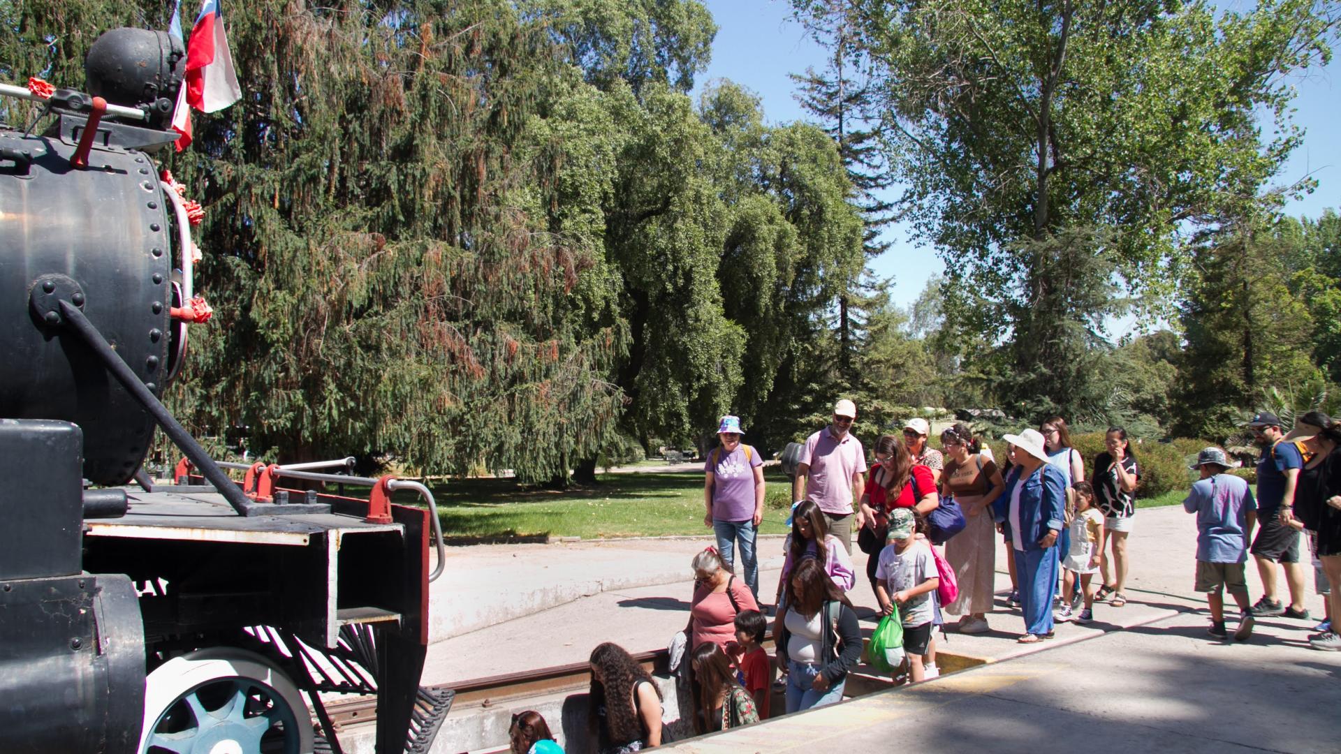 Visitantes descendiendo a foso de inspección bajo Locomotora 211