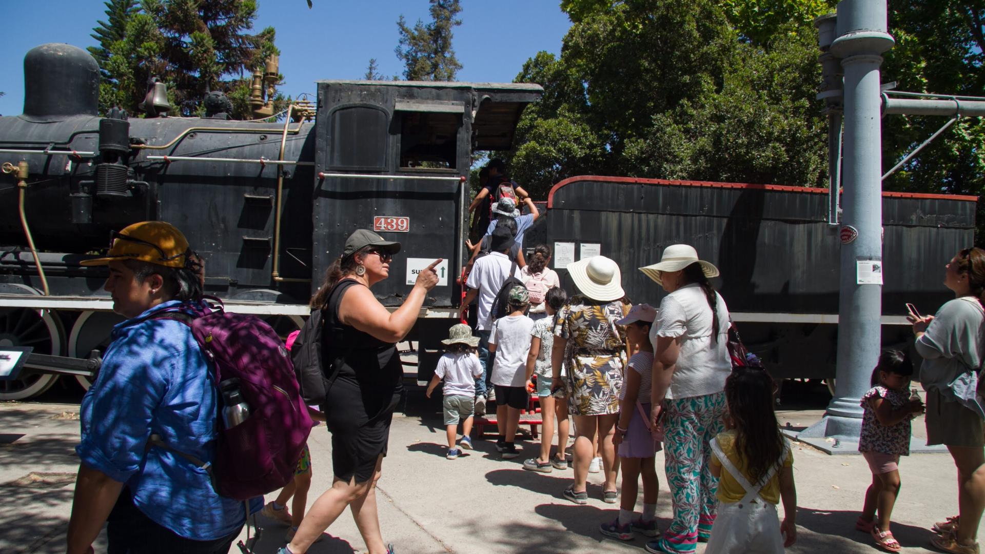 Visitantes subiendo a Locomotora 439