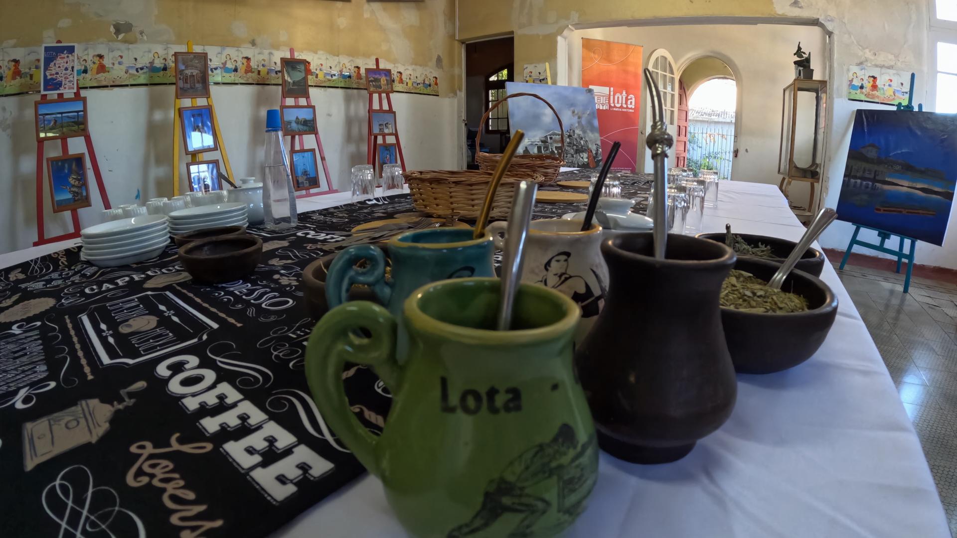 Preparación para mateada en el centro cultural