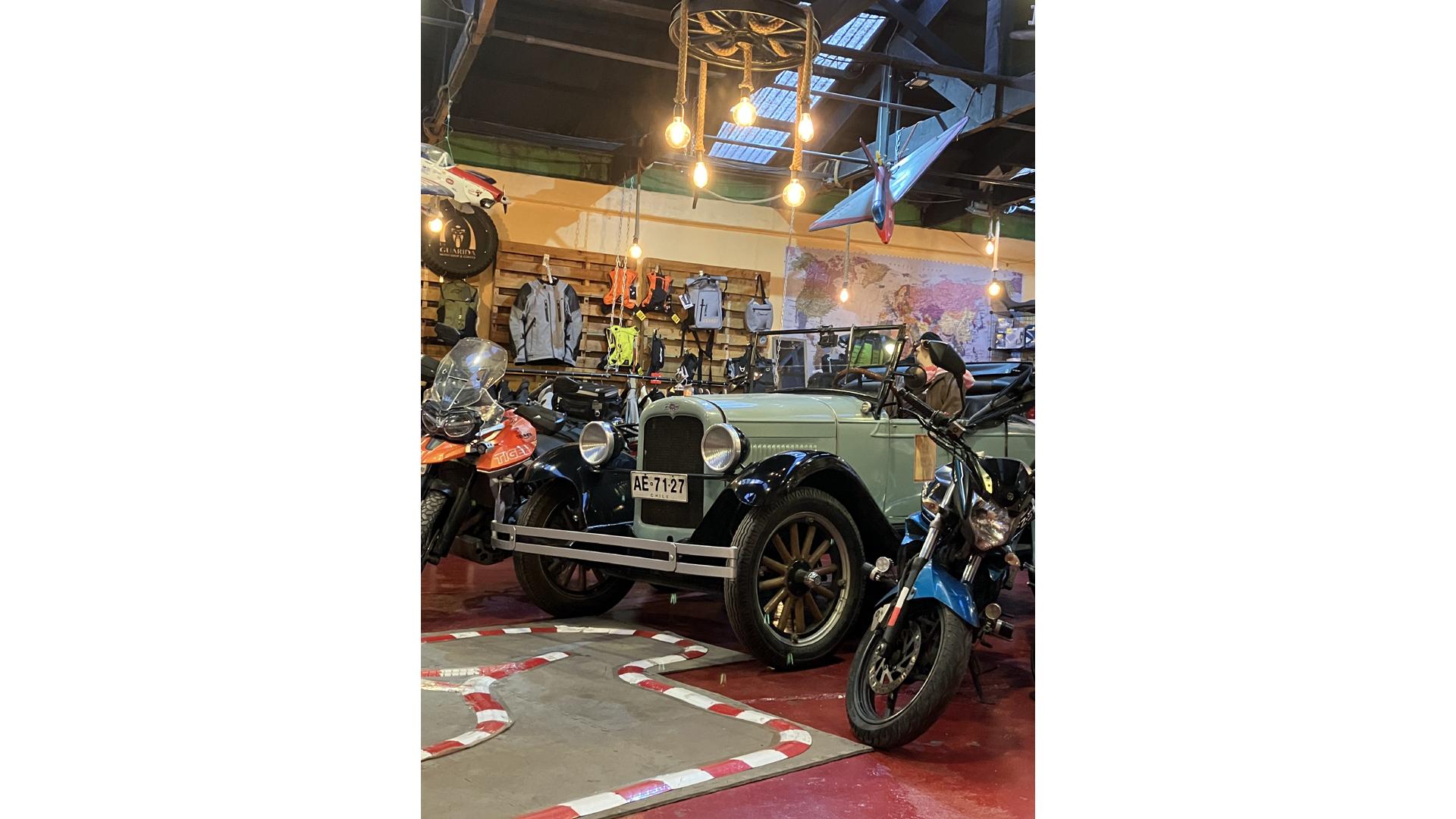 Nuestro regalón Chevrolet Capitol que decora la tienda de motos con más onda de la Patagonia