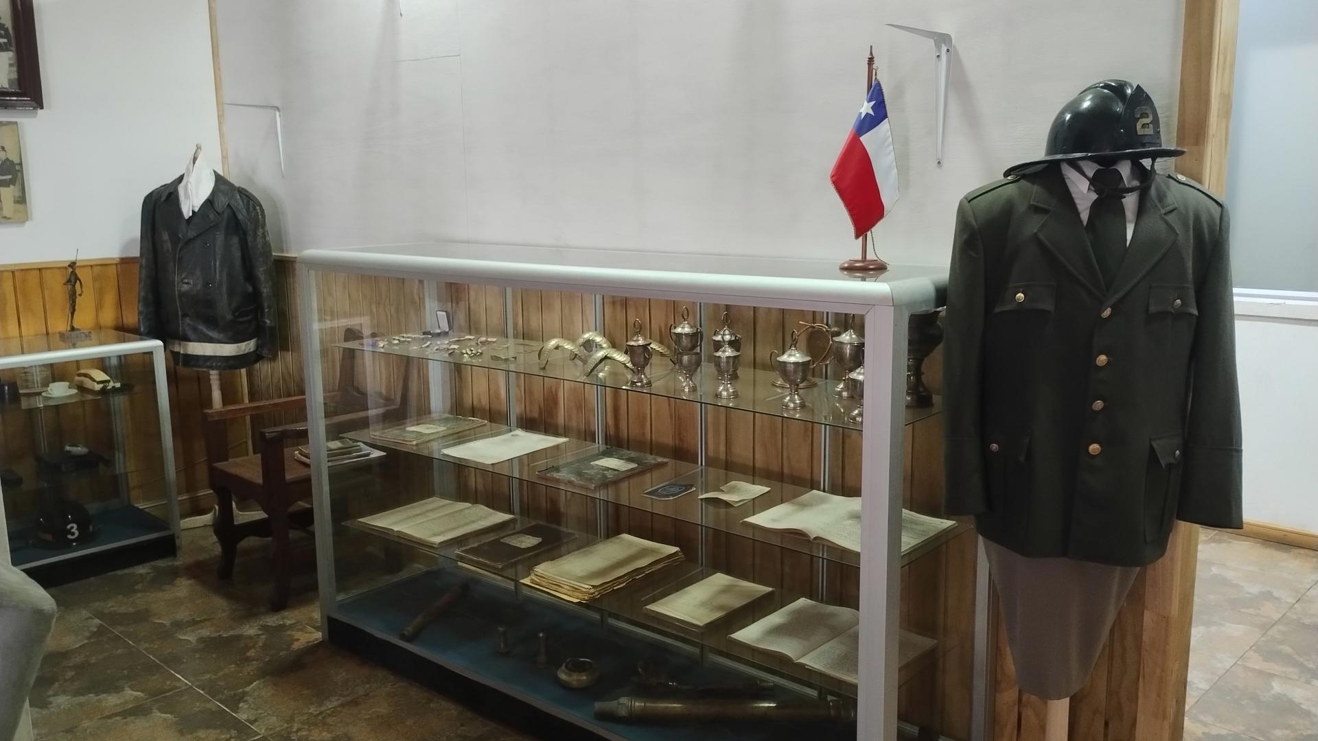 Uniformes institucionales y libros de actas antiguos