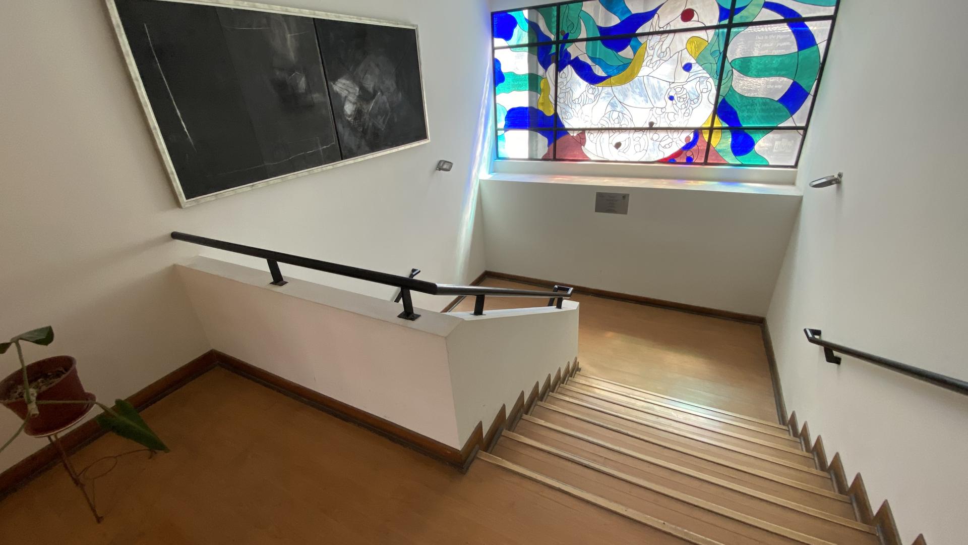 Escalera que lleva al segundo piso