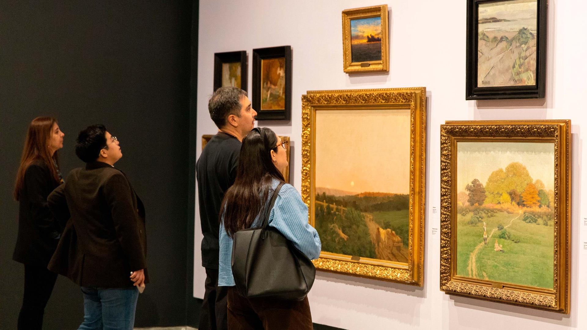 dos personas mirando un cuadro