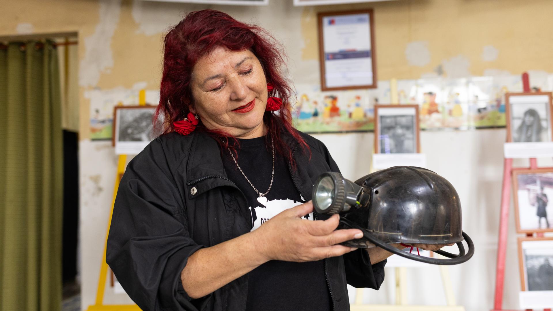 Muestra de casco minero del carbón, parte de las indumentarias del centro cultural