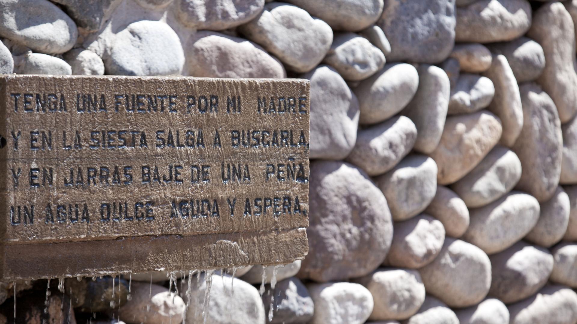 Fuente de agua ubicada en uno de los muros del patio de acceso al museo