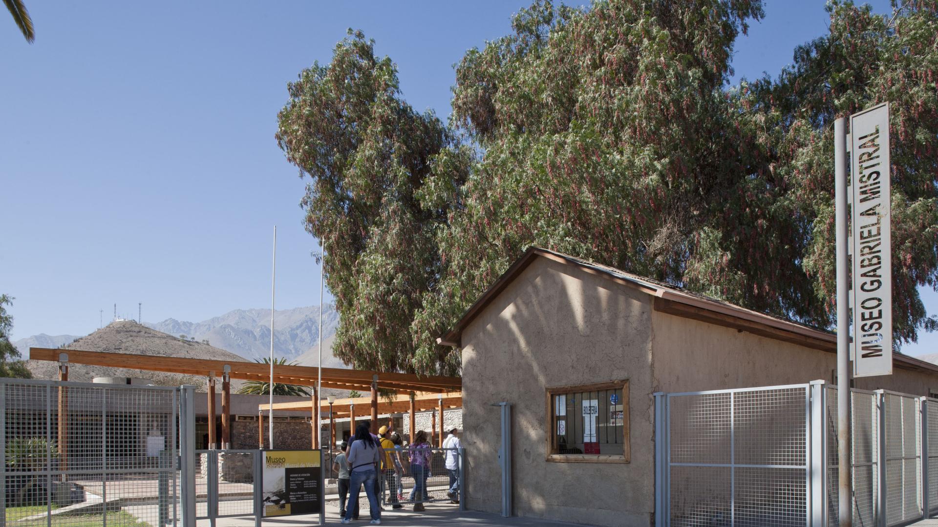 Acceso al museo, en el que sobresale la reconstrucción de la casa natal de Mistral