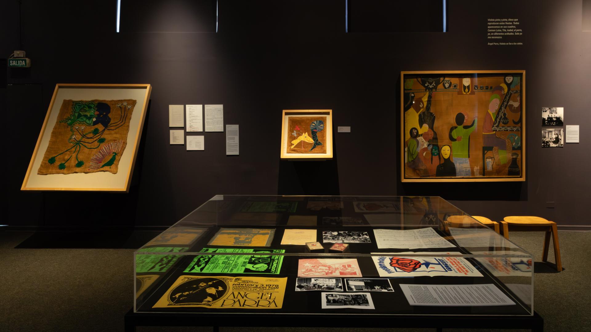 Fotografía de la Sala Museo. Al fondo se ven tres obras de Violeta Parra.