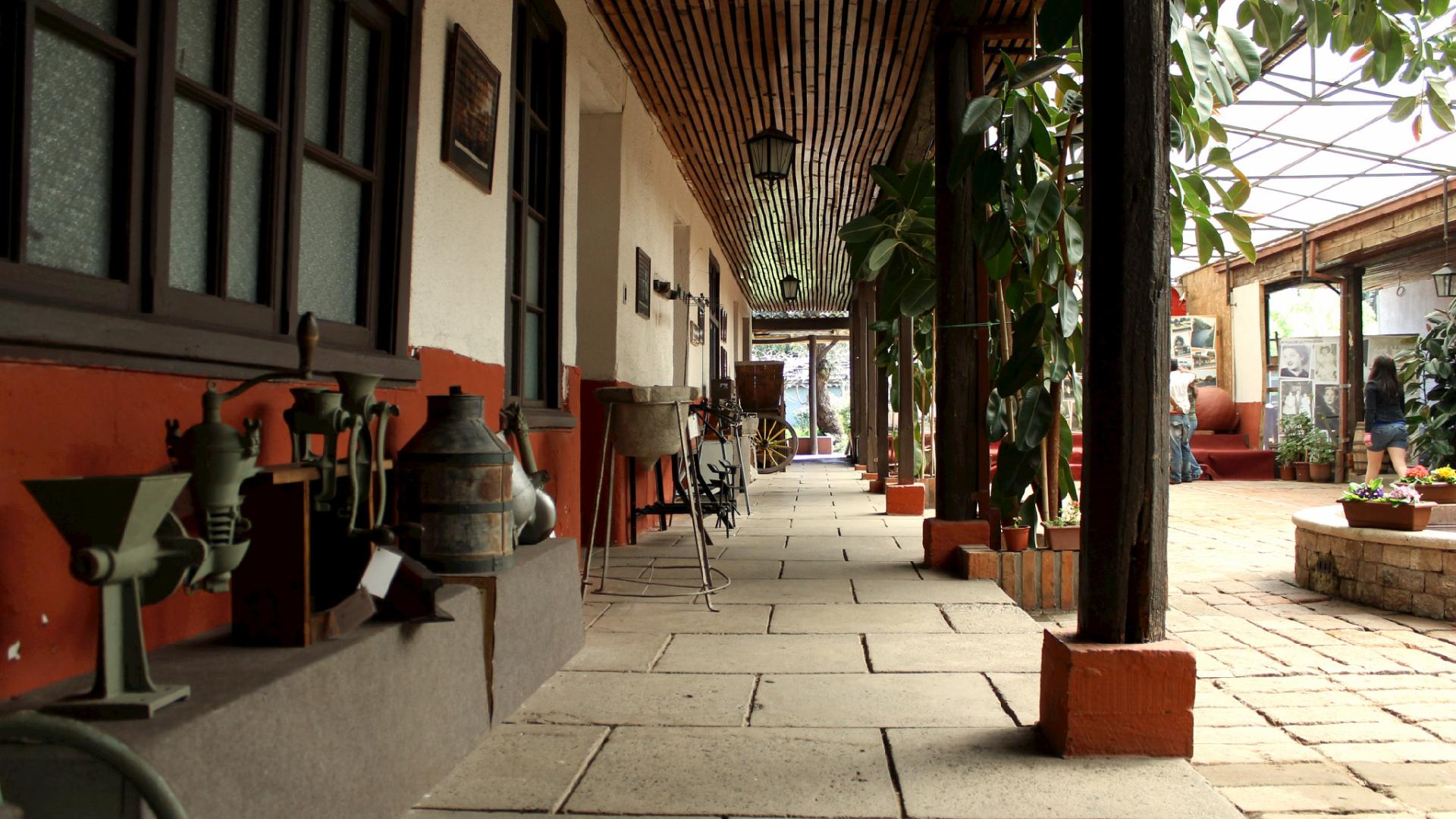 Muestra los corredores interiores del Museo Histórico de villa Alegre, conservando su estilo colonial.