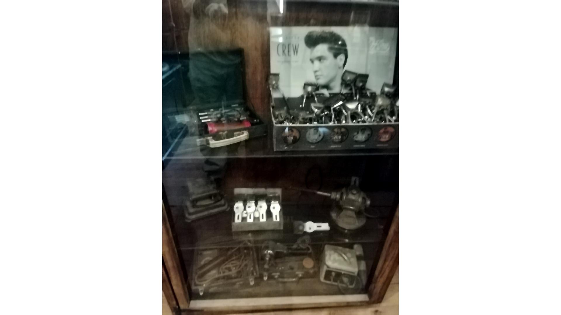 Nuestras vitrinas muestran la historia de la Peluquería y del ingenio humano.