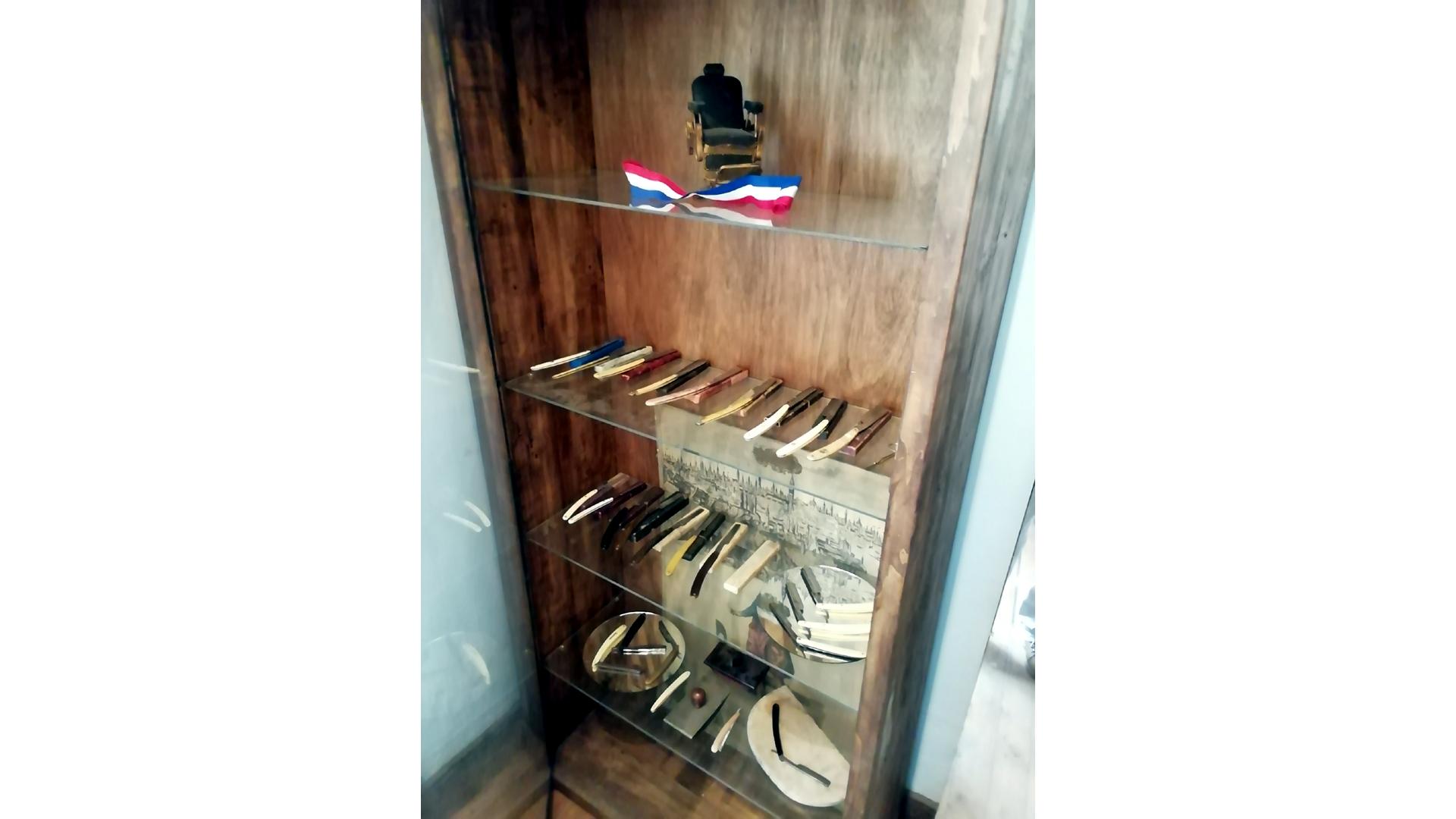 Colecciones de navajas, de tijeras, de corta pelos y otros instrumentos