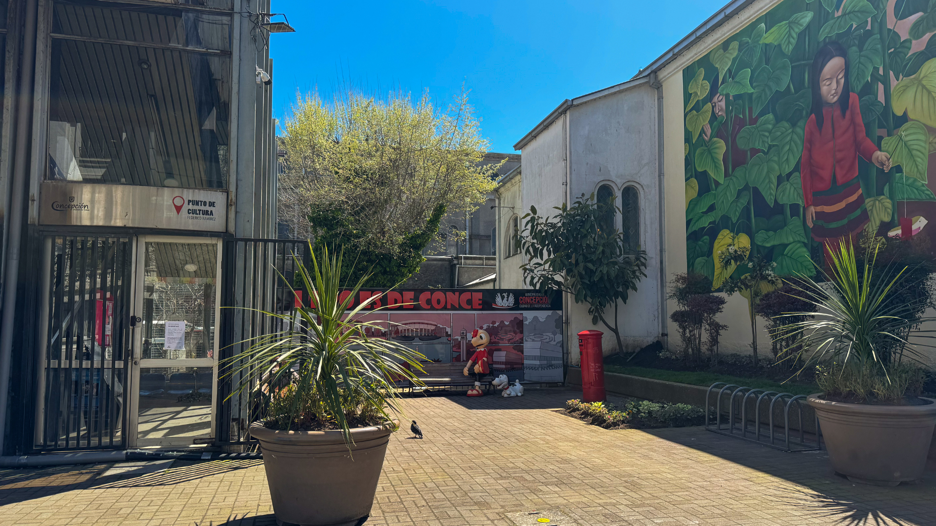 Acceso a Punto de Cultura (subterráneo), vista a plaza Condorito.