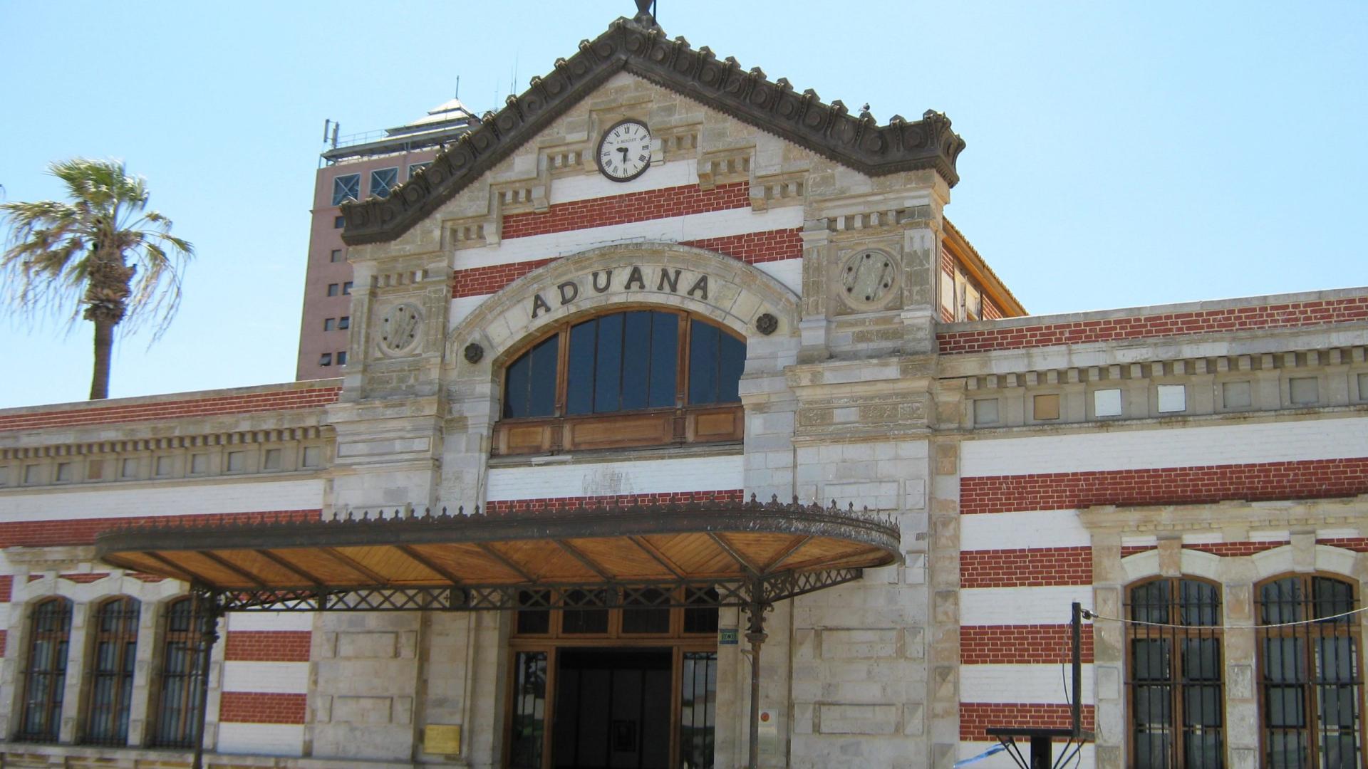 Frontis de edificio de la antigua  Aduana de Arica