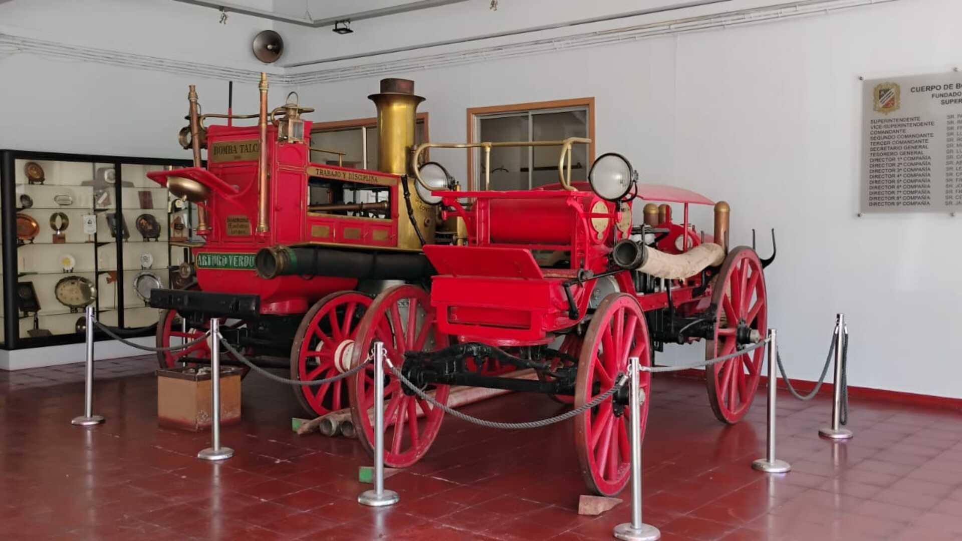 Exhibición de antiguas bombas montadas sobre un chasis de carruaje de doble eje, a tracción animal.