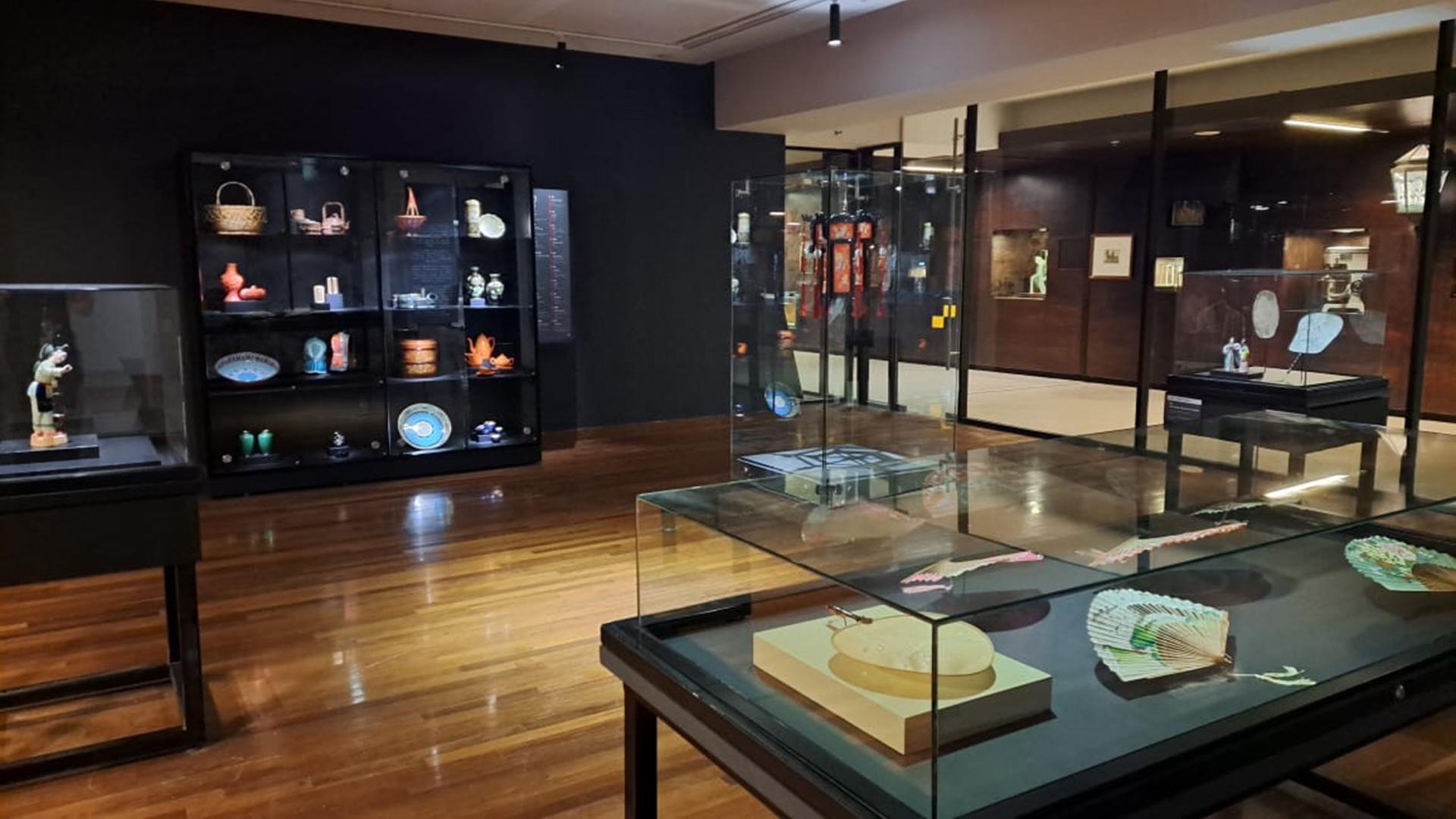 Sala de exposiciones con vitrinas y objetos dentro de ellas