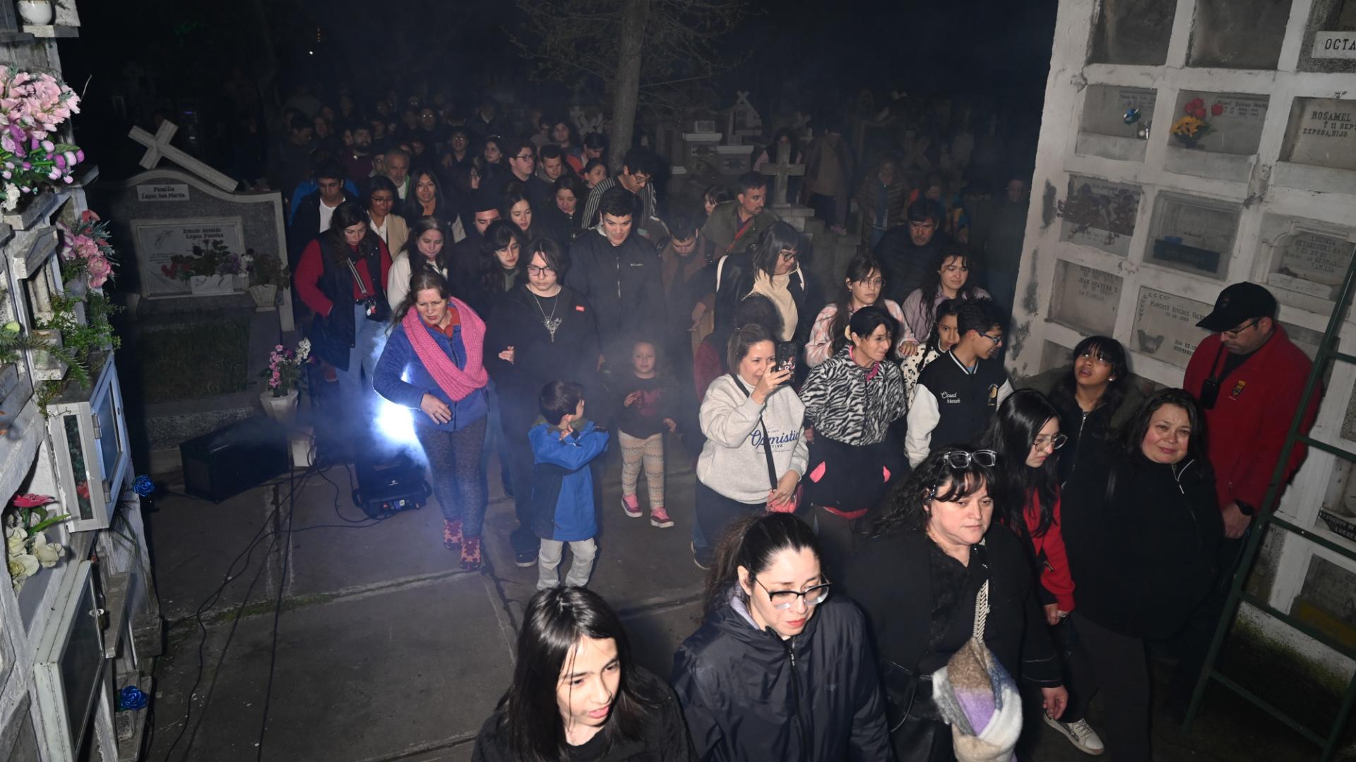 Ingresando al tercer patio del cementerio municipal de Chillán, donde descansan las víctimas del terremoto de 1939.