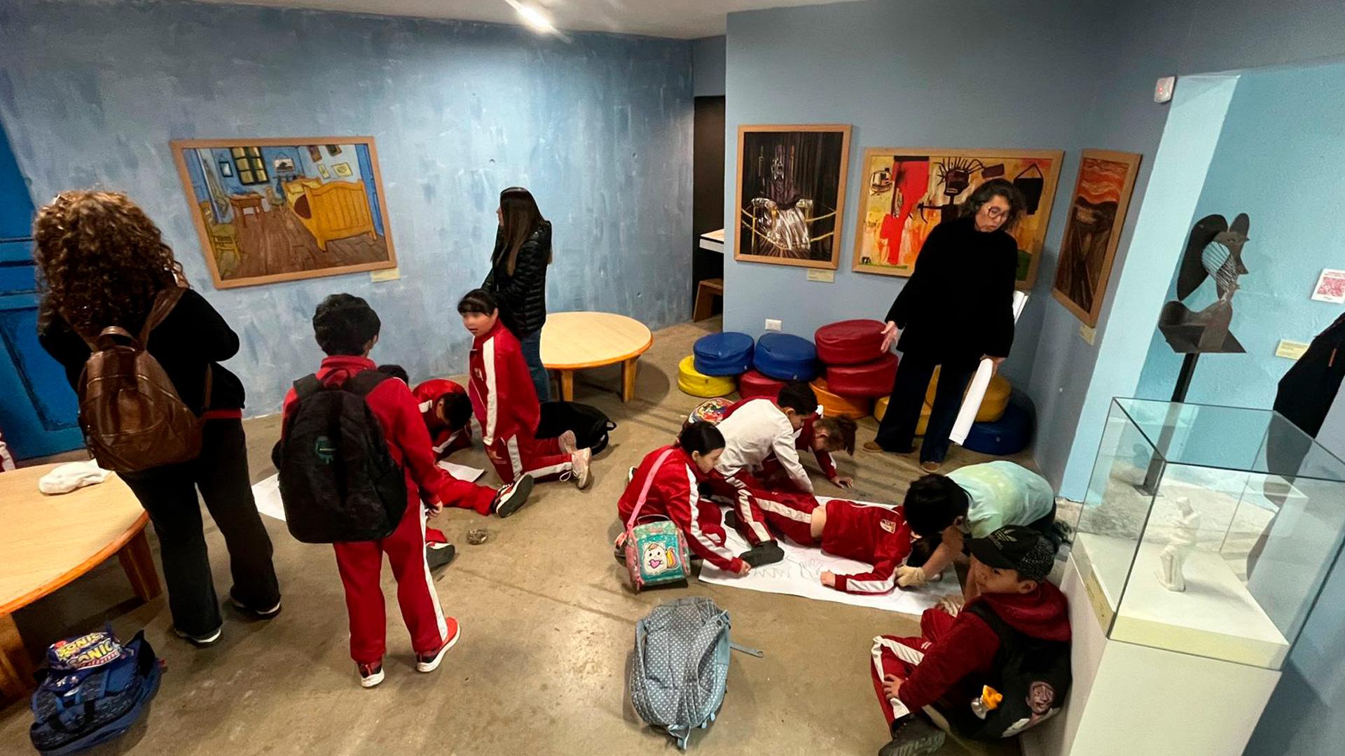 niños recorriendo el museo