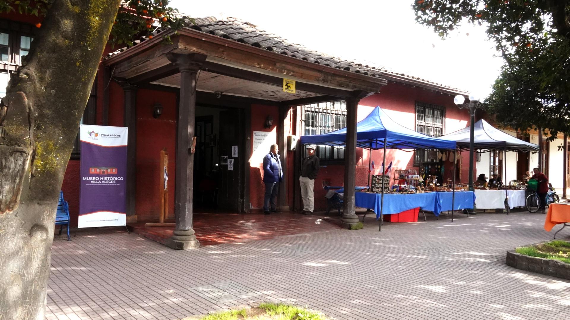 La imagen muestra el frontis del Museo Histórico de Villa Alegre, el cual muestra una casa colonial.