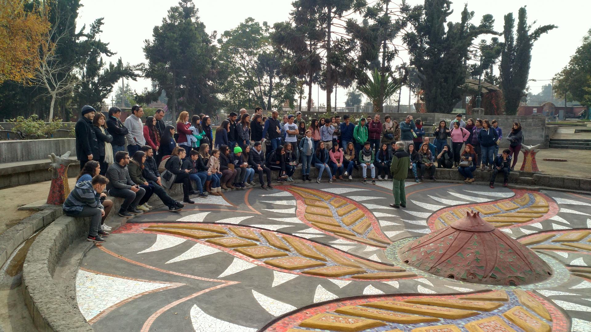 Personas en recorrido testimonial en plaza de la esperanza 