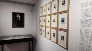 De pie junto a las ruinas