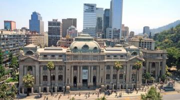 Fachada de la Biblioteca Nacional de Chile