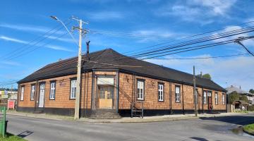 Casa Raddatz está catalogada dentro de los Monumentos Históricos, la fachada es de alerce y se encuentra ubicada en una esquina sobre la costanera de Puerta Varas. La entrada es por la puerta chica 1309.