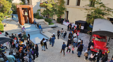 Plaza de acceso al MuBo.