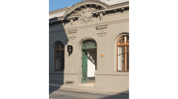 Fachada del edificio y entrada principal