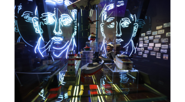 Sala de exposiciones Vicente Huidobro, vitrina con juguetes antiguos