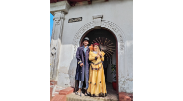 Jovenes vistiendo a la usanza en la entrada del Centro Cultural  Gota de Leche Isidora Cousiño