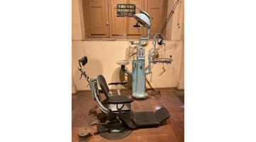 Clínica Dental del Internado Nacional Barros Arana (INBA) Fotografía del equipamiento odontológico histórico conservado en el Museo Histórico Julio Torres Guerrero del INBA. Este sillón dental, junto a sus instrumentos y mobiliario original, formó parte de la antigua clínica del internado, inaugurada en 1977. La pieza refleja el compromiso del INBA con la salud y bienestar de sus estudiantes, y constituye un valioso testimonio del patrimonio educativo y sanitario del establecimiento.