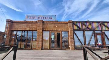 En esta noche de Museos celebraremos el aniversario n° 48 de nuestra biblioteca, espacio de lectura y cultura para toda la comunidad.   En una jornada titulada "Una noche con historia: El aniversario de nuestra biblioteca"   Contaremos con elementos históricos de nuestra biblioteca, música en vivo, videos patrimoniales e inspirados en libros, fotos literarias, video mapping, concurso y más.   A las 20:00 realizaremos nuestro brindis y video especial por aniversario.  Consultas al +56961811574