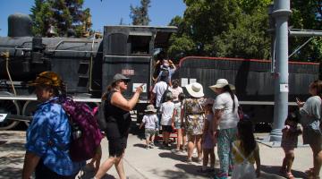 Visitantes subiendo a Locomotora 439